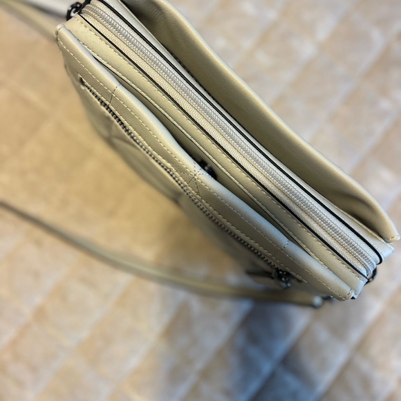 Vera Wang light gray crossbody - Picture 3 of 7